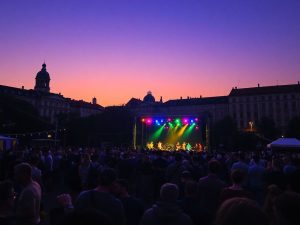 Mulțime veselă la un festival urban în aer liber.